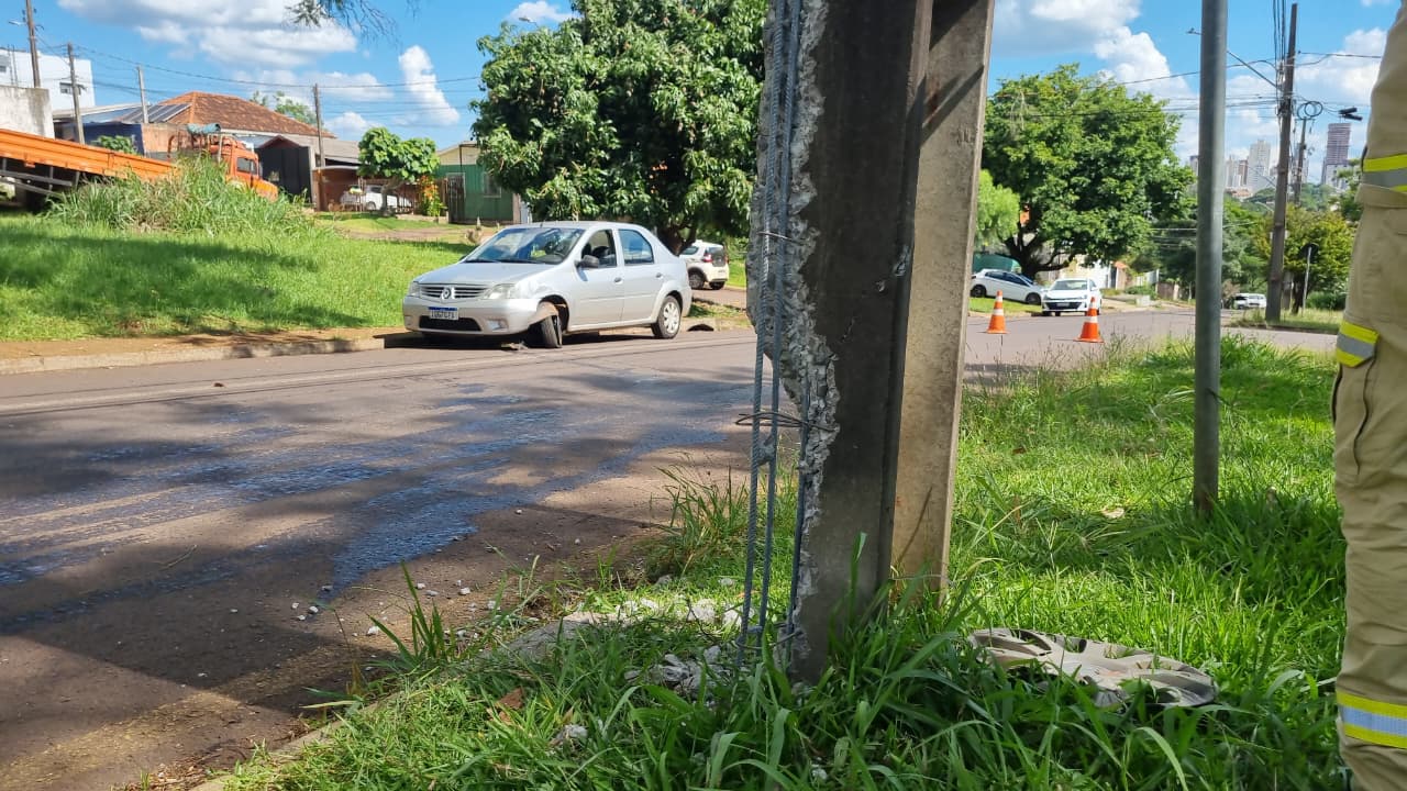 Homem fica ferido após bater Logan contra poste na Rua Salgado Filho