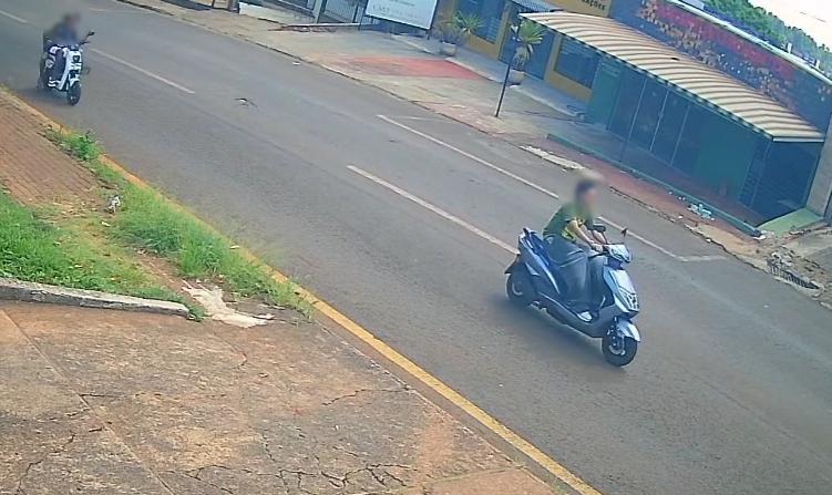 Jovens são flagrados realizando manobras perigosas com motos elétricas em Cascavel Jovens são flagrados realizando manobras perigosas com motos elétricas em Cascavel
