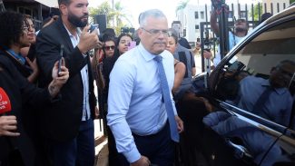 Defesa de Bolsonaro diz que tornozeleira humilha e nega plano de fuga Defesa de Bolsonaro diz que tornozeleira humilha e nega plano de fuga