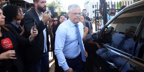 Defesa de Bolsonaro diz que tornozeleira humilha e nega plano de fuga Imagem referente a Defesa de Bolsonaro diz que tornozeleira humilha e nega plano de fuga