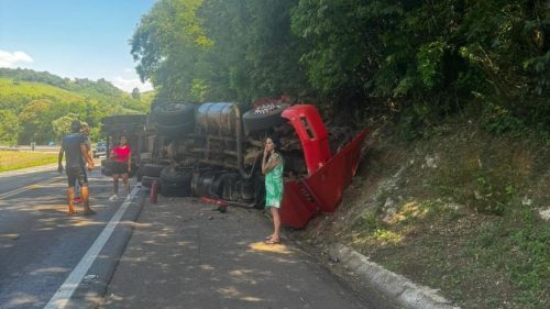 Caminhoneiro morre durante transporte ao hospital após acidente na BR-277, próximo ao Rio Cavernoso