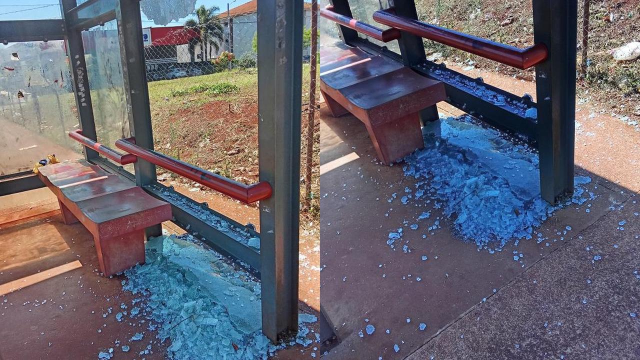 "Difícil passar na calçada sem cortar o calçado e o pé", diz internauta sobre vidro quebrado em ponto de ônibus