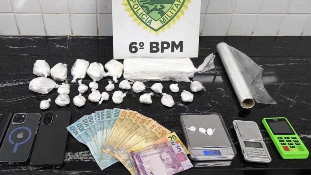 Casal que realizava entrega de drogas no Periolo é preso em ação da Polícia Militar Casal que realizava entrega de drogas no Periolo é preso em ação da Polícia Militar