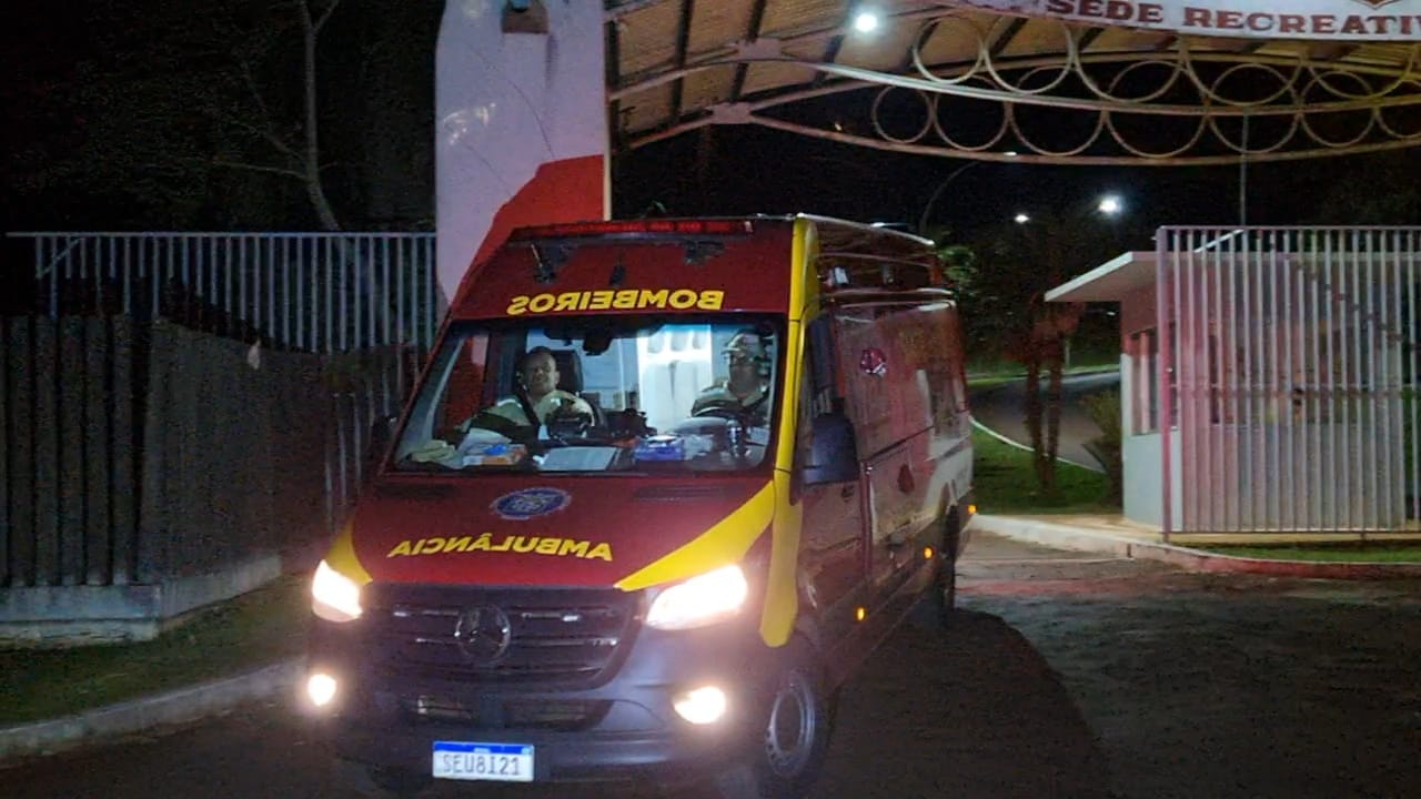 Homem escorrega e bate a cabeça em jogo de futebol