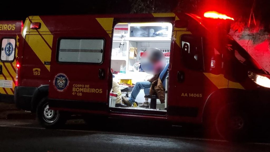 Motociclistas se envolvem em acidente de trânsito na Rua Cuiabá Motociclistas se envolvem em acidente de trânsito na Rua Cuiabá