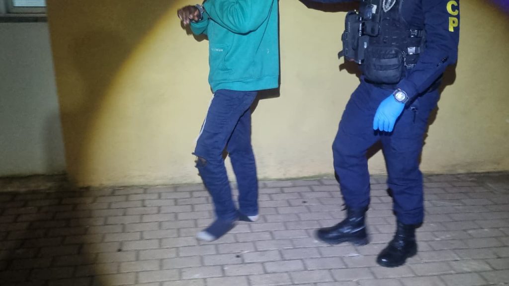 Haitiano é flagrado usando drogas e desacata Guarda Civil Patrimonial Haitiano é flagrado usando drogas e desacata Guarda Civil Patrimonial