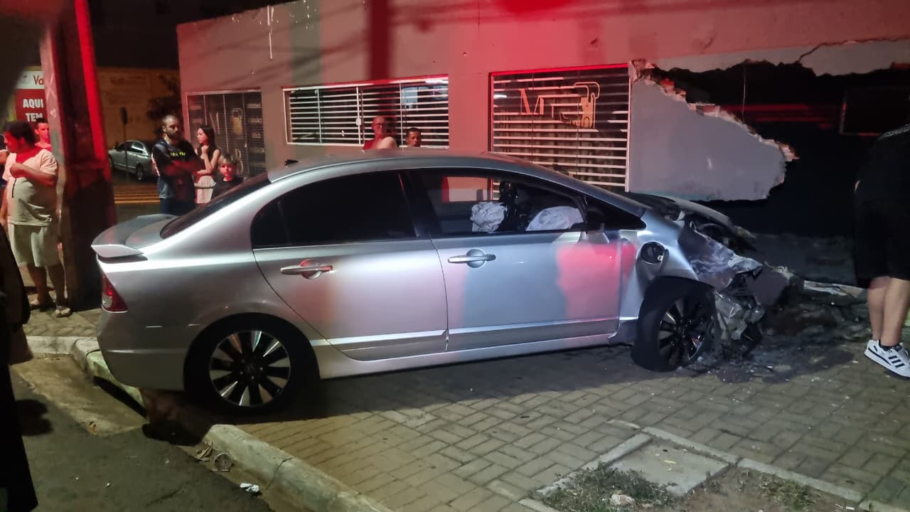 Civic destrói muro de residência em acidente de trânsito na Rua Itália e adolescente fica ferida