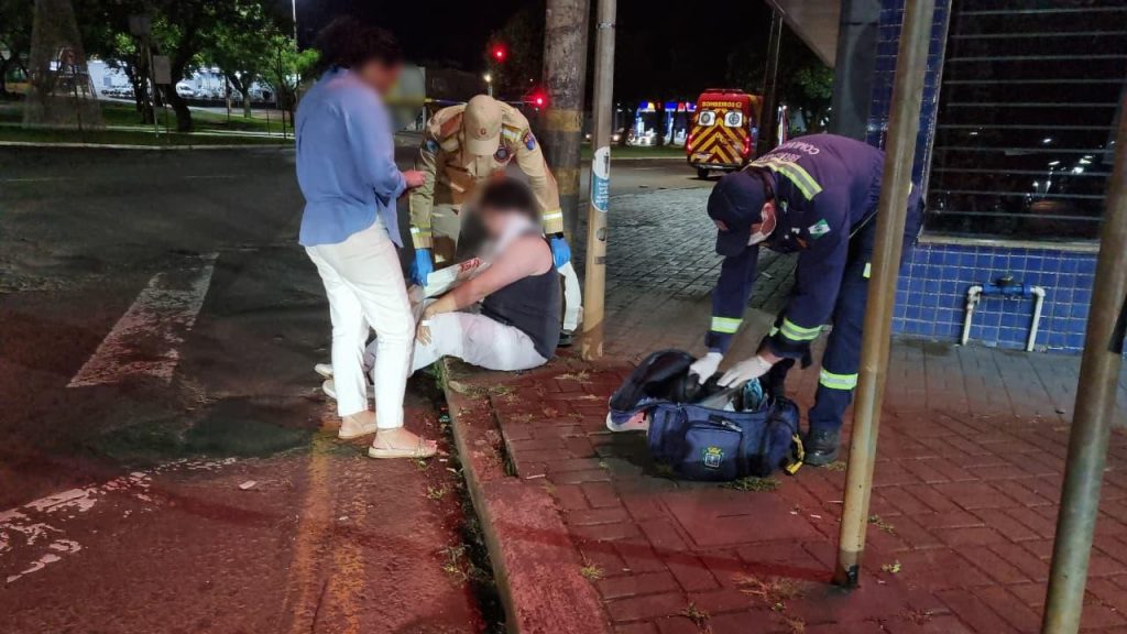 Colisão entre carro e moto deixa motociclista ferido na Rua Erechim Colisão entre carro e moto deixa motociclista ferido na Rua Erechim