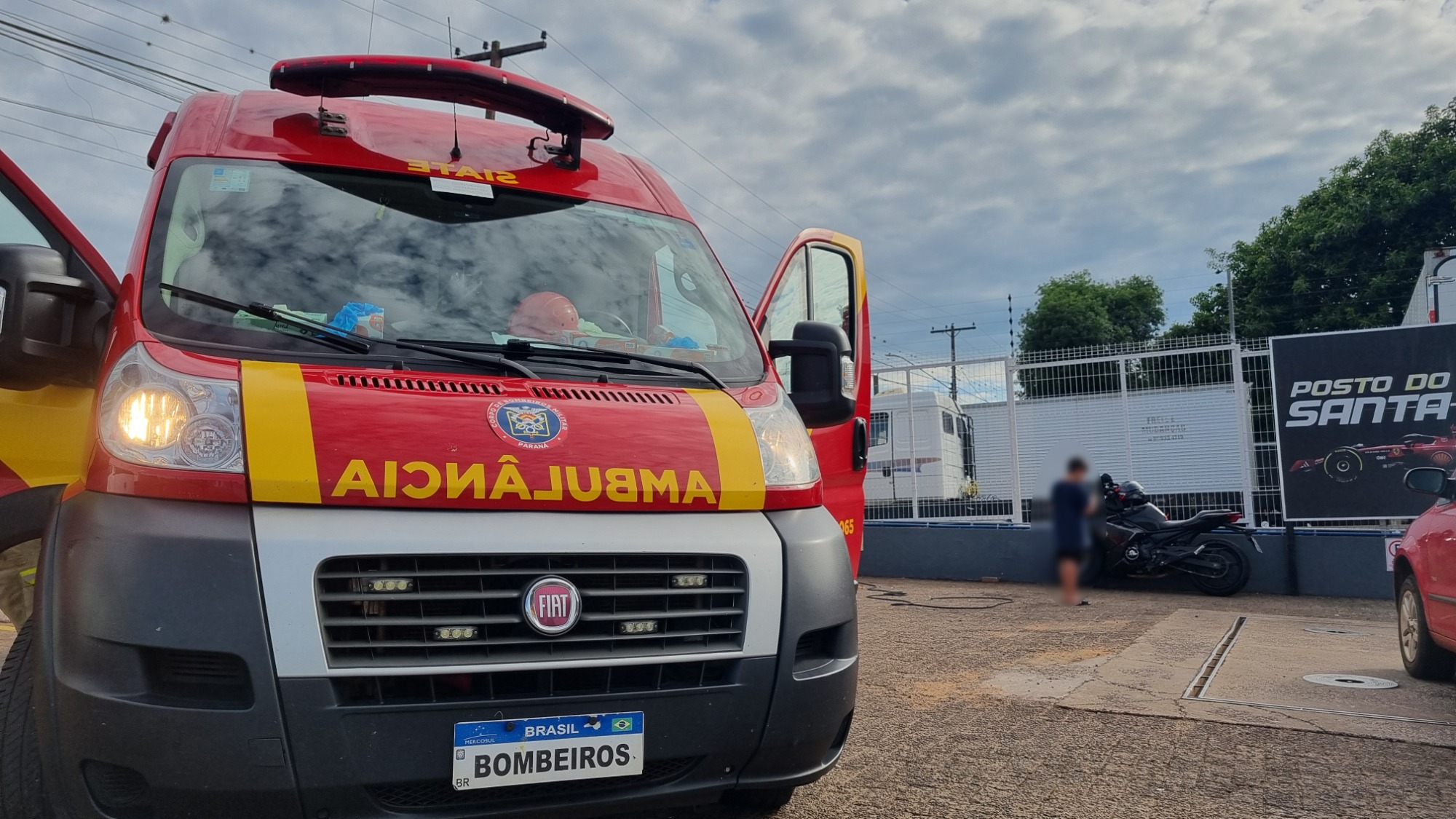 Piloto de XJ6 sofre queda ao passar por mancha de óleo na pista no Bairro Santa Felicidade