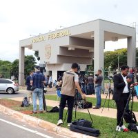 Imagem referente a Alexandre de Moraes autoriza visita de Michelle a Jair Bolsonaro na PF