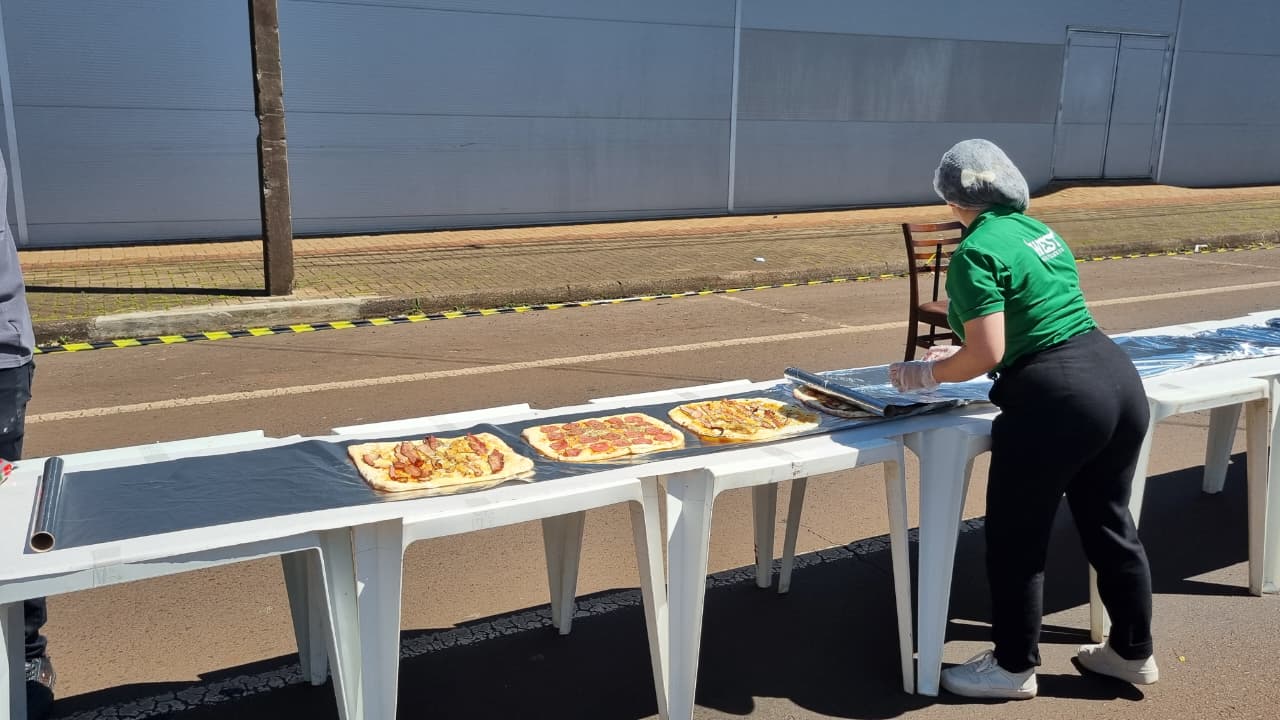 Pizza gigante de 74 metros celebra aniversário de Cascavel