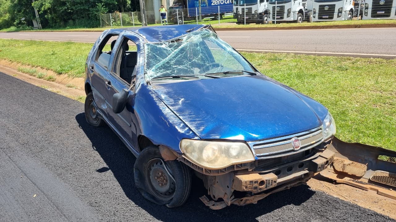 Fiat Palio com cinco ocupantes capota na BR-277 em Cascavel