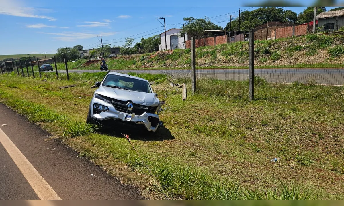 Carro capota durante a madrugada na BR-376 em Apucarana