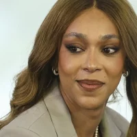 Imagem referente a Erika Hilton acusa Nikolas Ferreira de usar celular perto de Bolsonaro