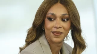 Erika Hilton acusa Nikolas Ferreira de usar celular perto de Bolsonaro