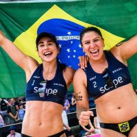 Carol Soberg e Rebecca faturam bronze no Mundial de vôlei de praia Imagem referente a Carol Soberg e Rebecca faturam bronze no Mundial de vôlei de praia