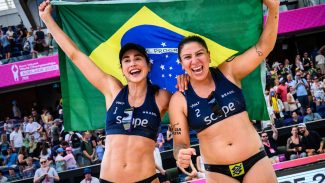 Carol Soberg e Rebecca faturam bronze no Mundial de vôlei de praia Carol Soberg e Rebecca faturam bronze no Mundial de vôlei de praia