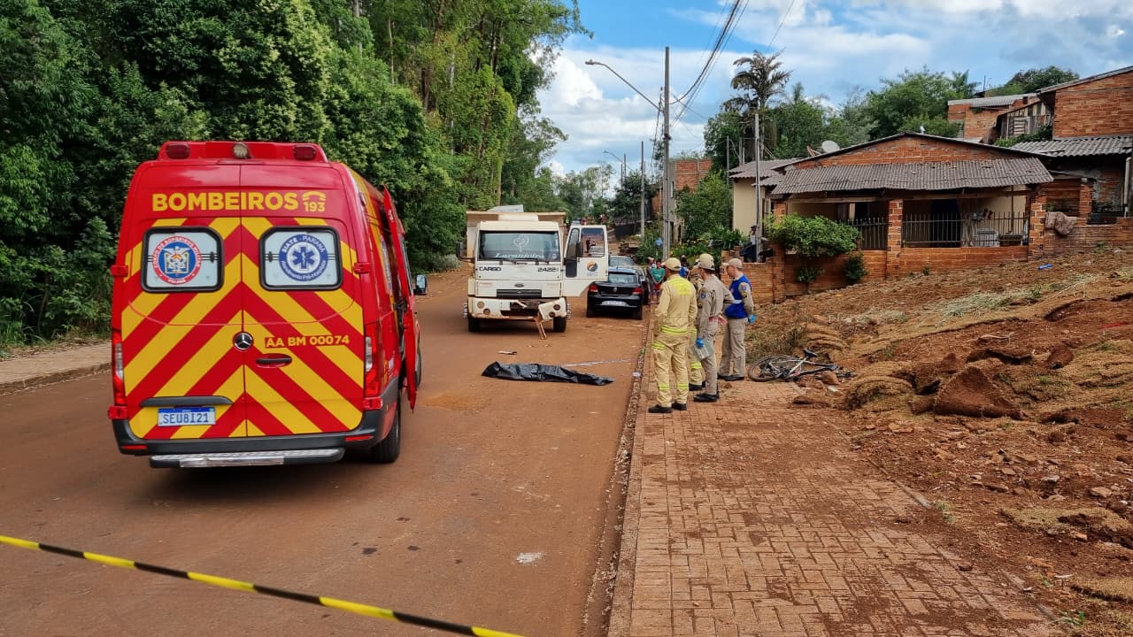 Ciclista morre após ser atingido por caminhão no bairro 14 de Novembro, em Cascavel