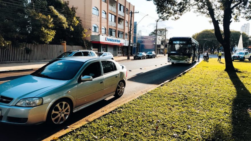 Astra tenta conversão proibida e é atingido por ônibus do transporte coletivo em Cascavel
