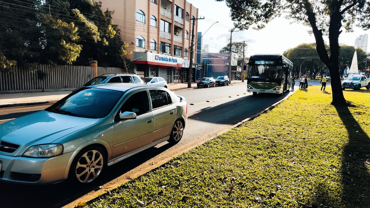 Astra tenta conversão proibida e é atingido por ônibus do transporte coletivo em Cascavel