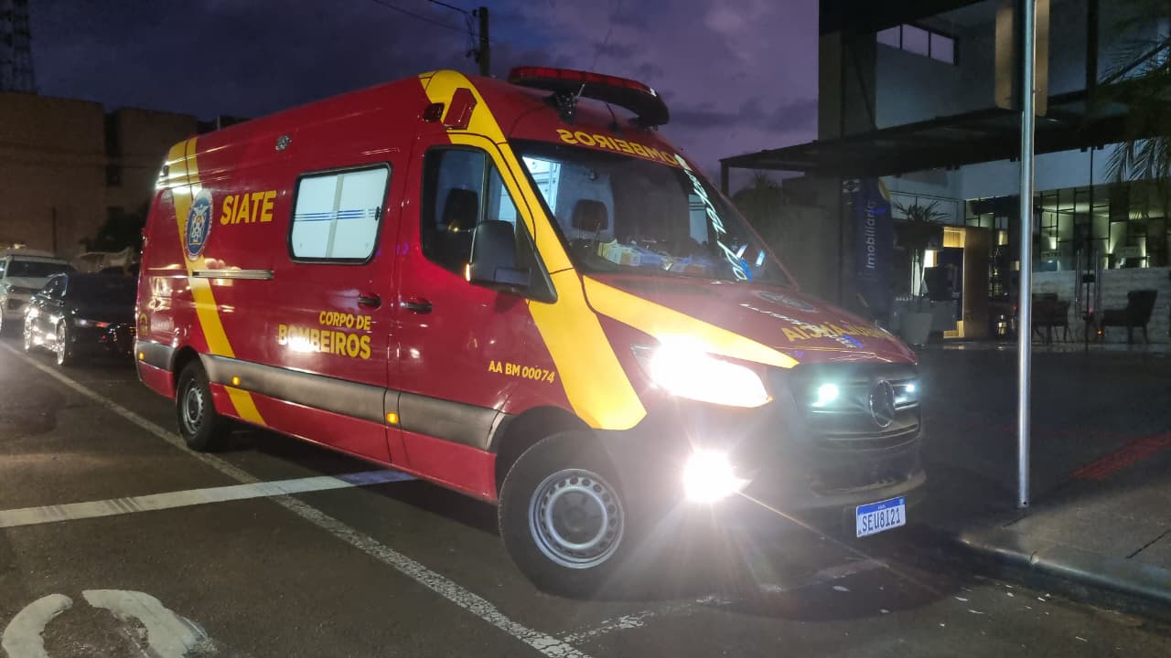 Idosa de 91 anos fica ferida em acidente entre SW4 e Audi A6 no Centro de Cascavel