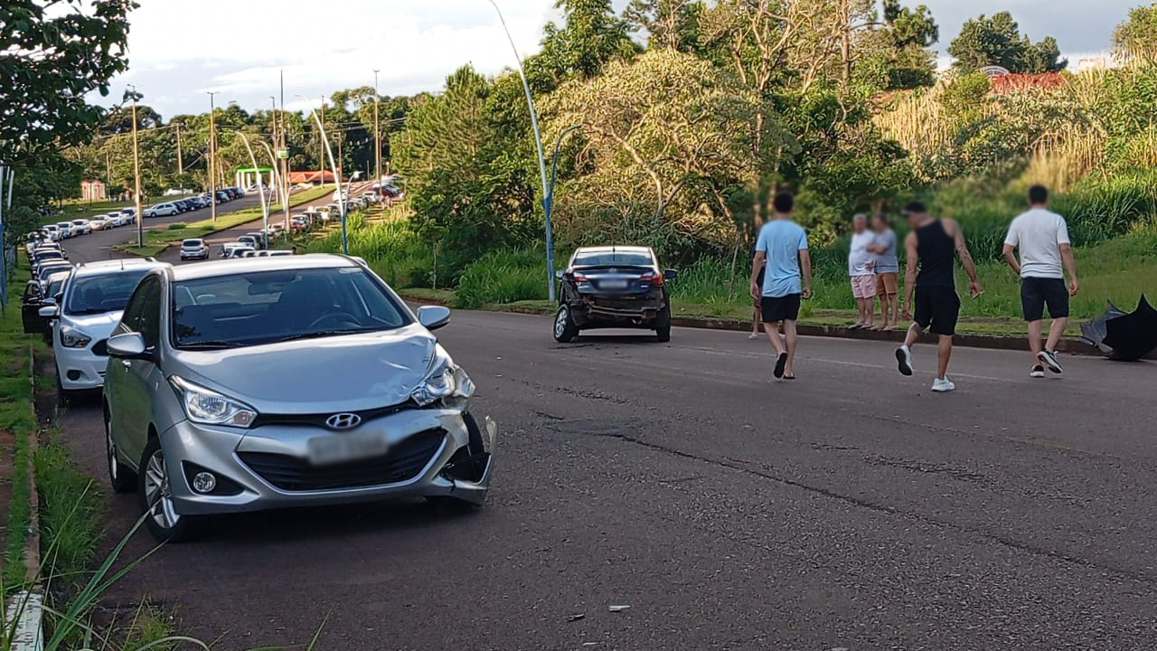 Dois HB20 colidem na Rua Waldemar Casagrande, próximo ao Lago Municipal, em Cascavel