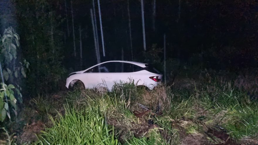 HB20 aquaplana e sai da pista na PR-486 durante chuva na noite deste domingo