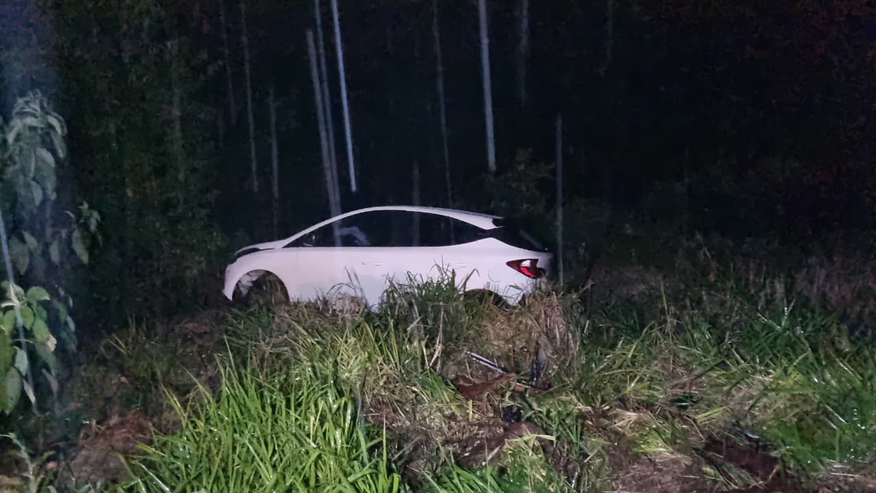 HB20 aquaplana e sai da pista na PR-486 durante chuva na noite deste domingo