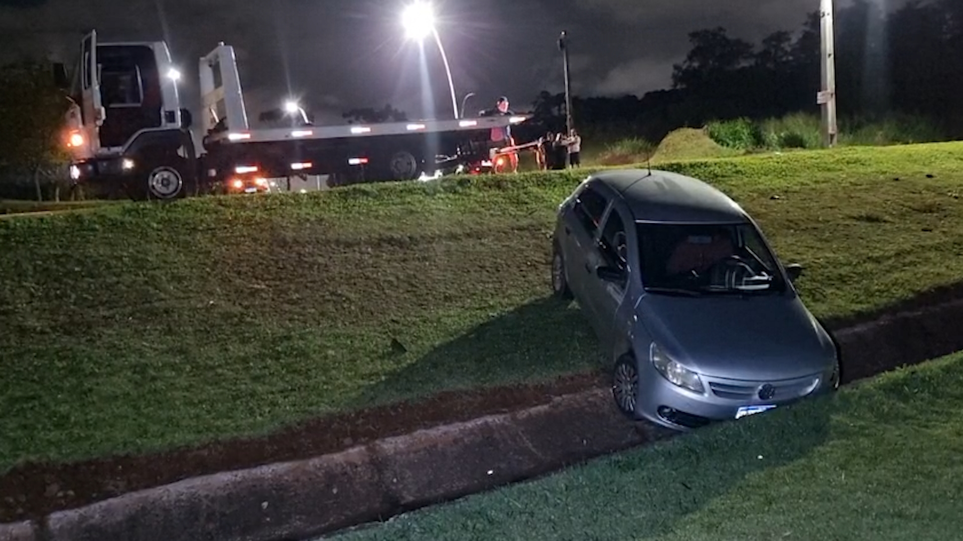 Gol atravessa canteiro e cai em valeta na marginal da BR-277 em Cascavel