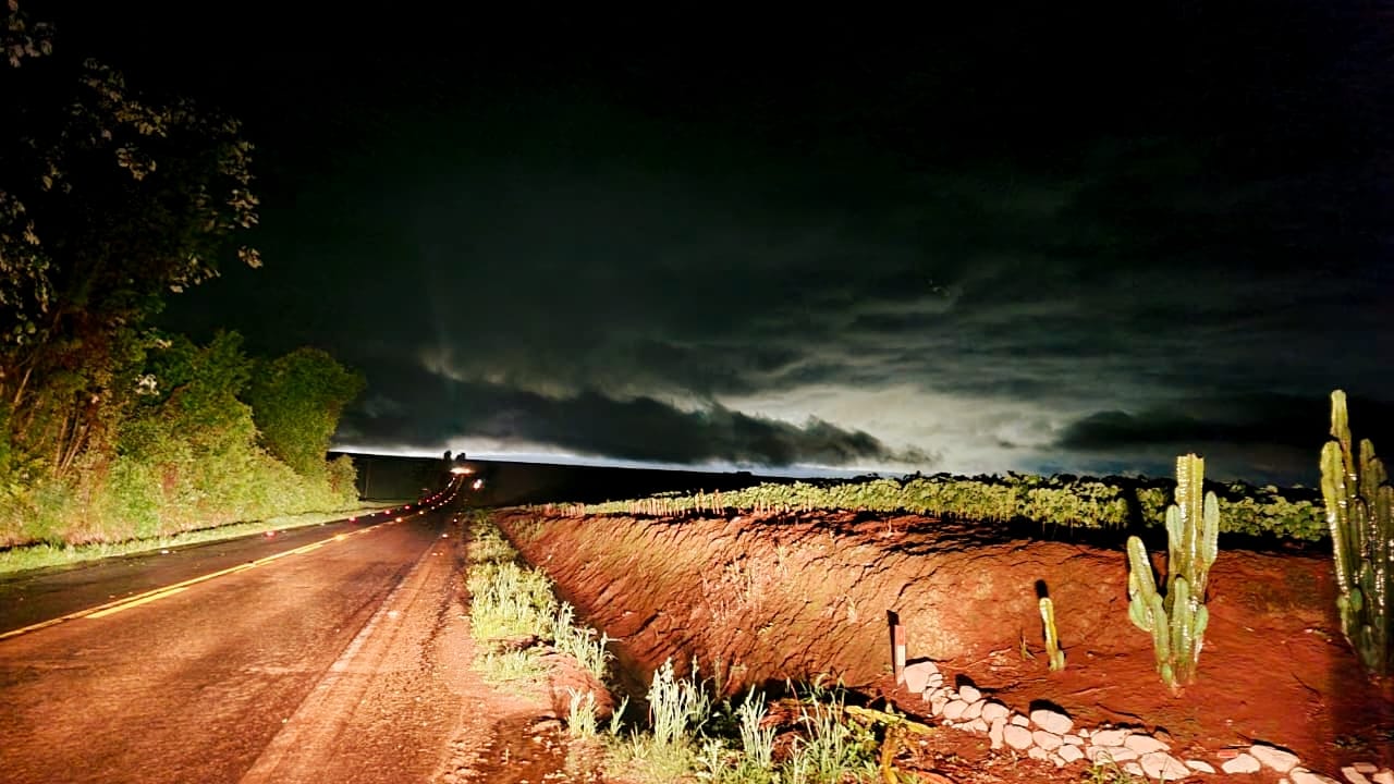 Nuvens assustadoras chamam atenção e chuva rápida marca o domingo em Cascavel