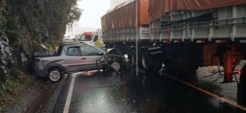 Camionete aquaplana, roda na pista e bate com caminhão na PR-180
