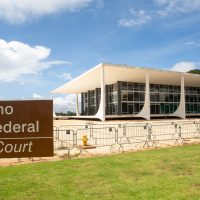 Imagem referente a STF: Moraes e Dino votam para manter prisão preventiva de Bolsonaro