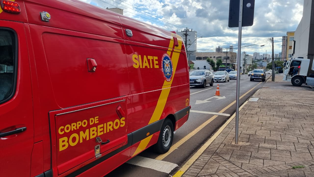 Bombeiros atendem atropelamento em frente ao Shopping JL, no Centro