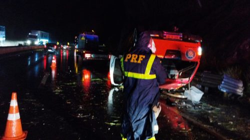 Viatura do Corpo de Bombeiros capota na BR-376 em Tibagi