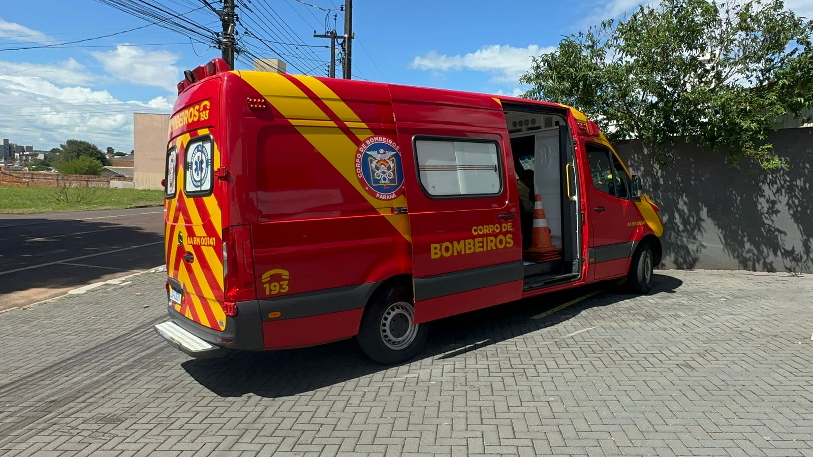 Homem tem perfurações nas pernas após se atacado por cachorro na Rua Erechim