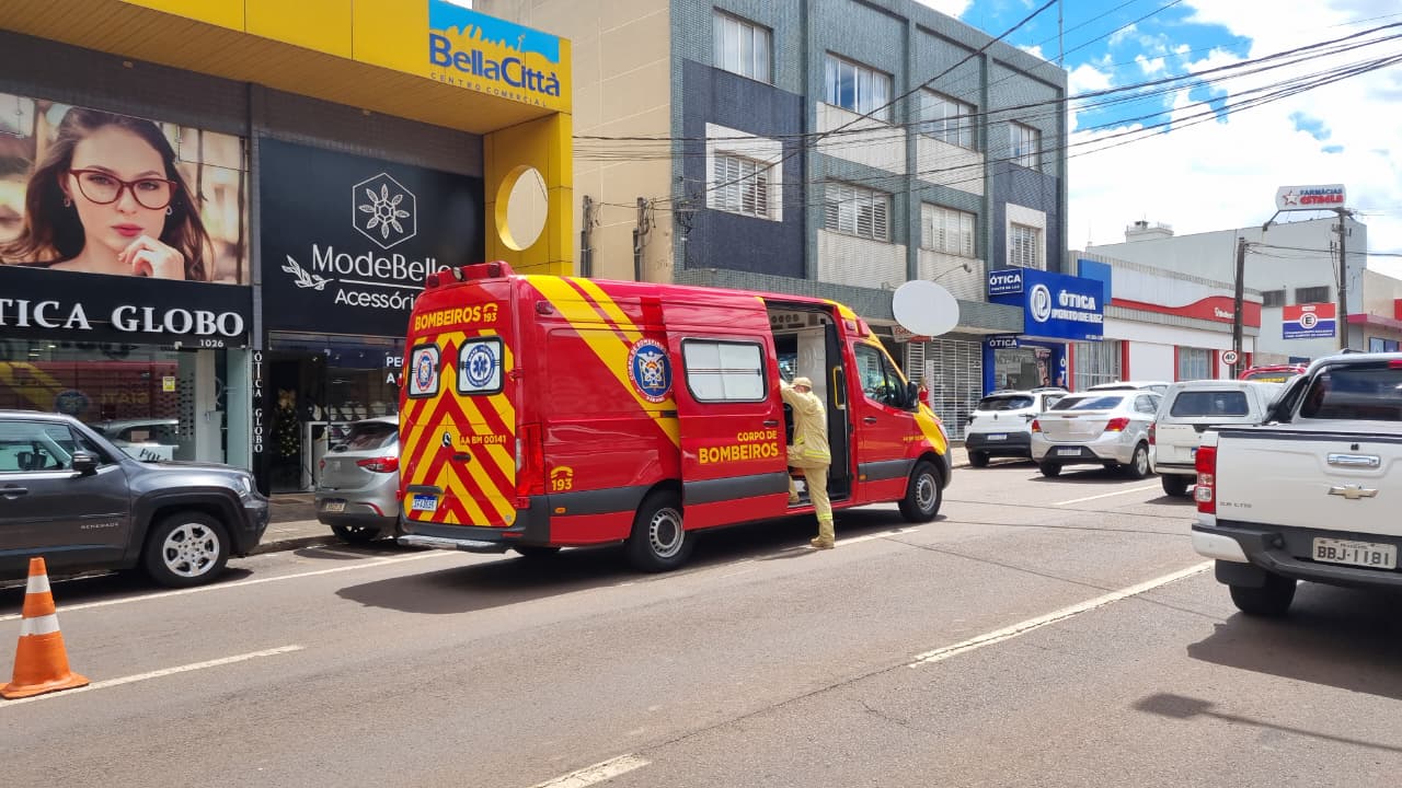 Vítima de atropelamento é socorrida pelo Siate no Centro de Cascavel