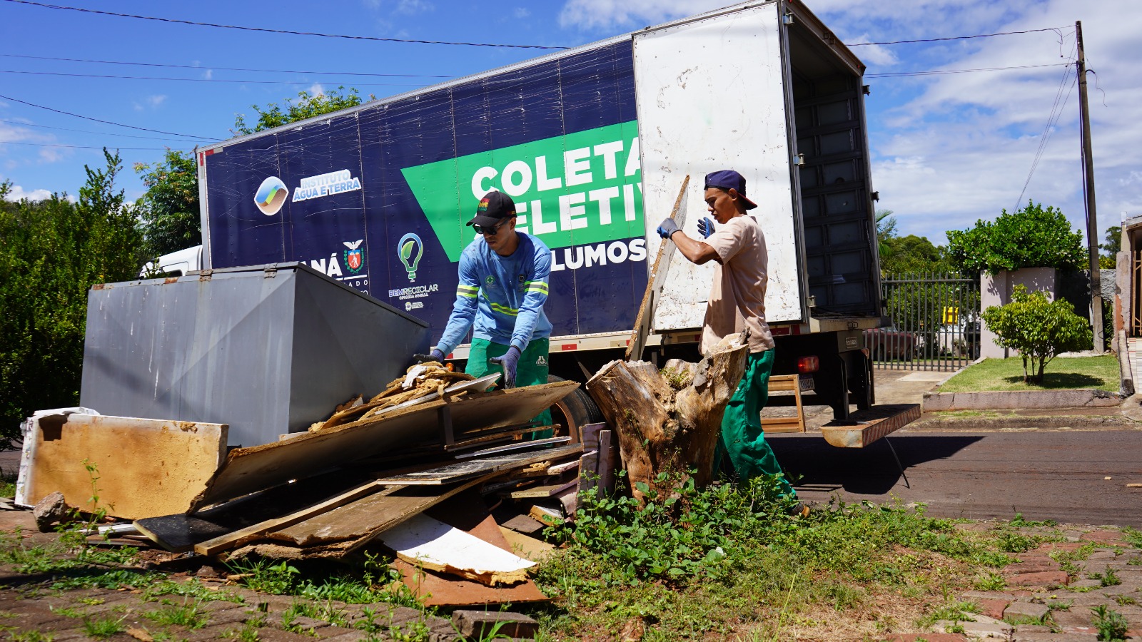 Prefeitura realiza força-tarefa com ações de limpeza, revitalização e educação ambiental no Santa Felicidade