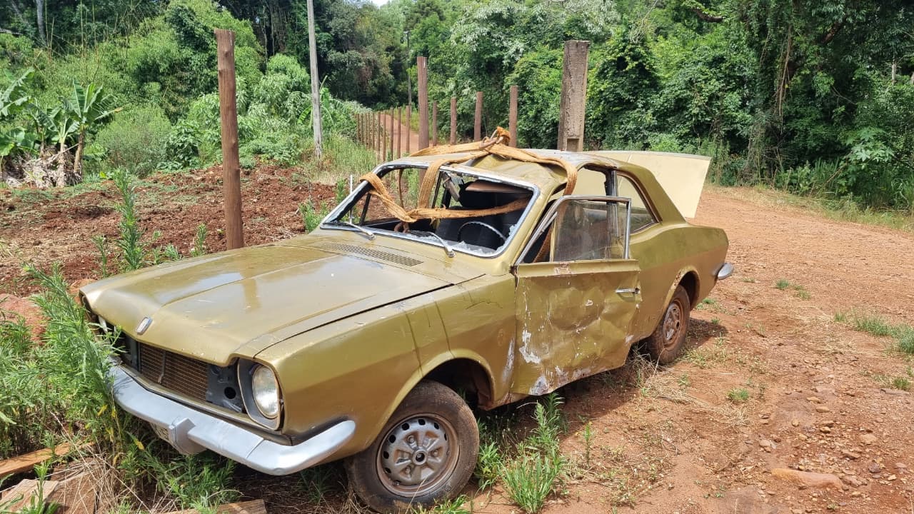 Homem fica ferido após capotar Corcel em estrada rural em São Salvador
