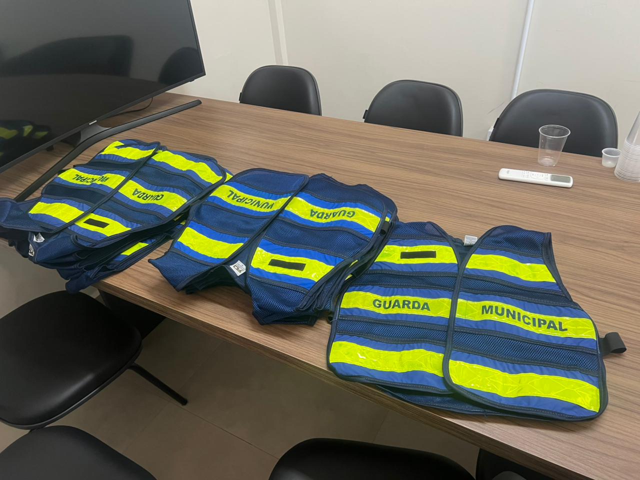 Coletes da "Guarda Municipal" são encontrados no Bairro Guarujá e SESPPRO investiga confecção
