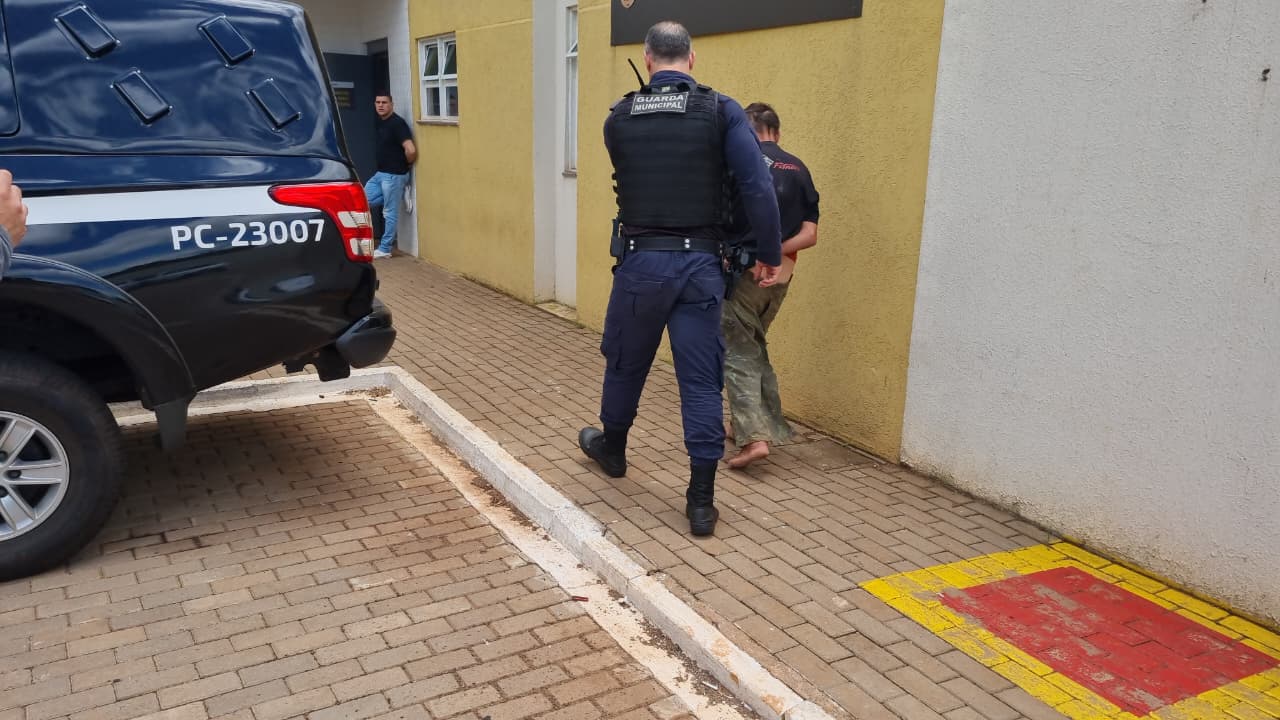 Homem é detido pela GCP após atirar pedras em carro na UPA Tancredo