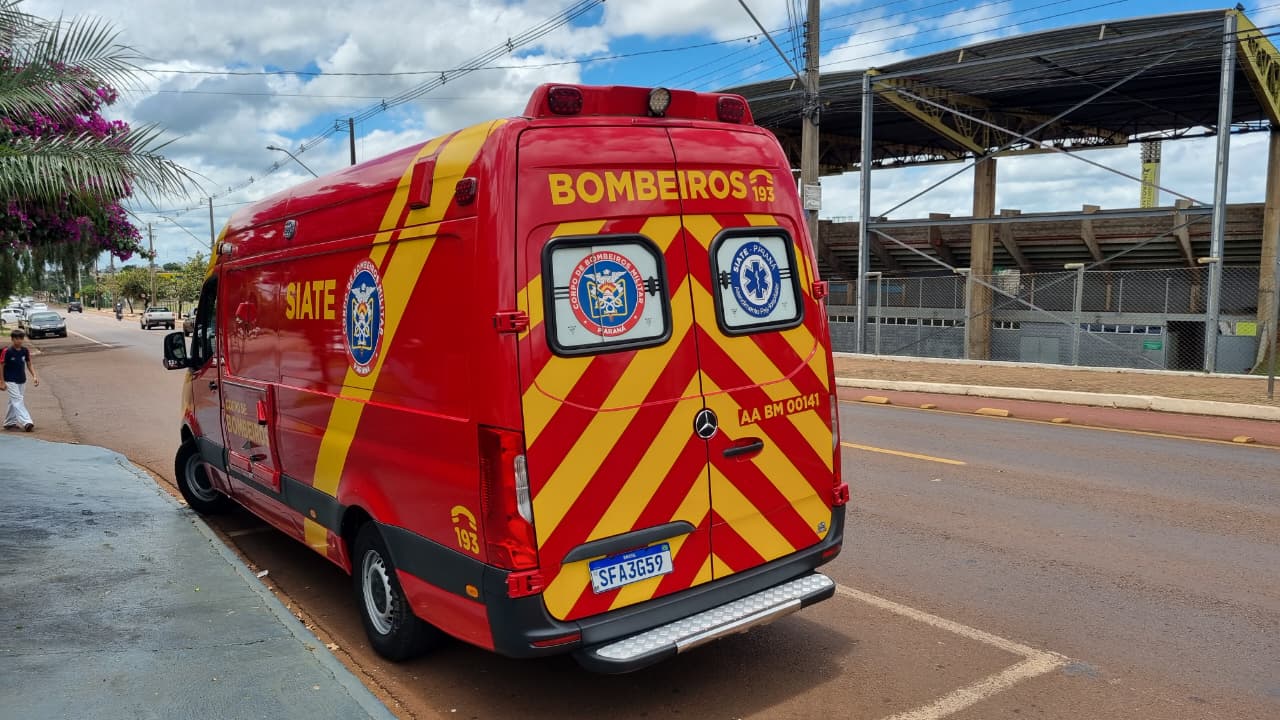 Motociclista é socorrido após sofrer queda na Avenida Tito Muffato