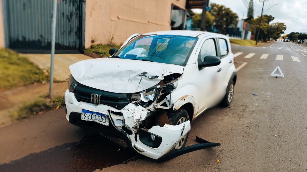 Mobi e Gol se envolvem em colisão no Bairro Periolo, em Cascavel