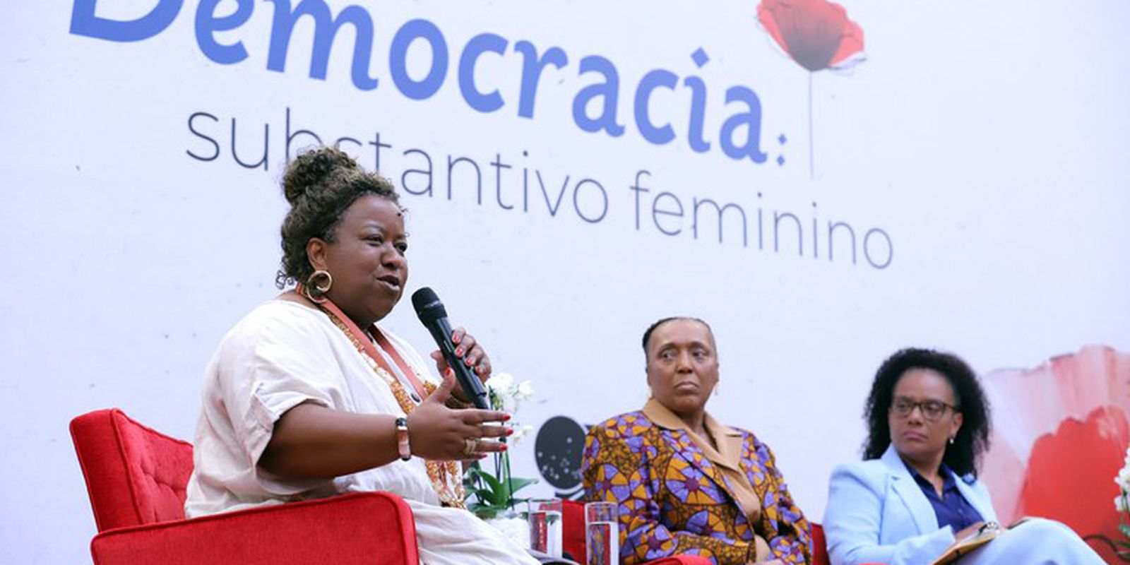 Macaé Evaristo estimula mulheres a disputar espaço em todos os lugares Macaé Evaristo estimula mulheres a disputar espaço em todos os lugares