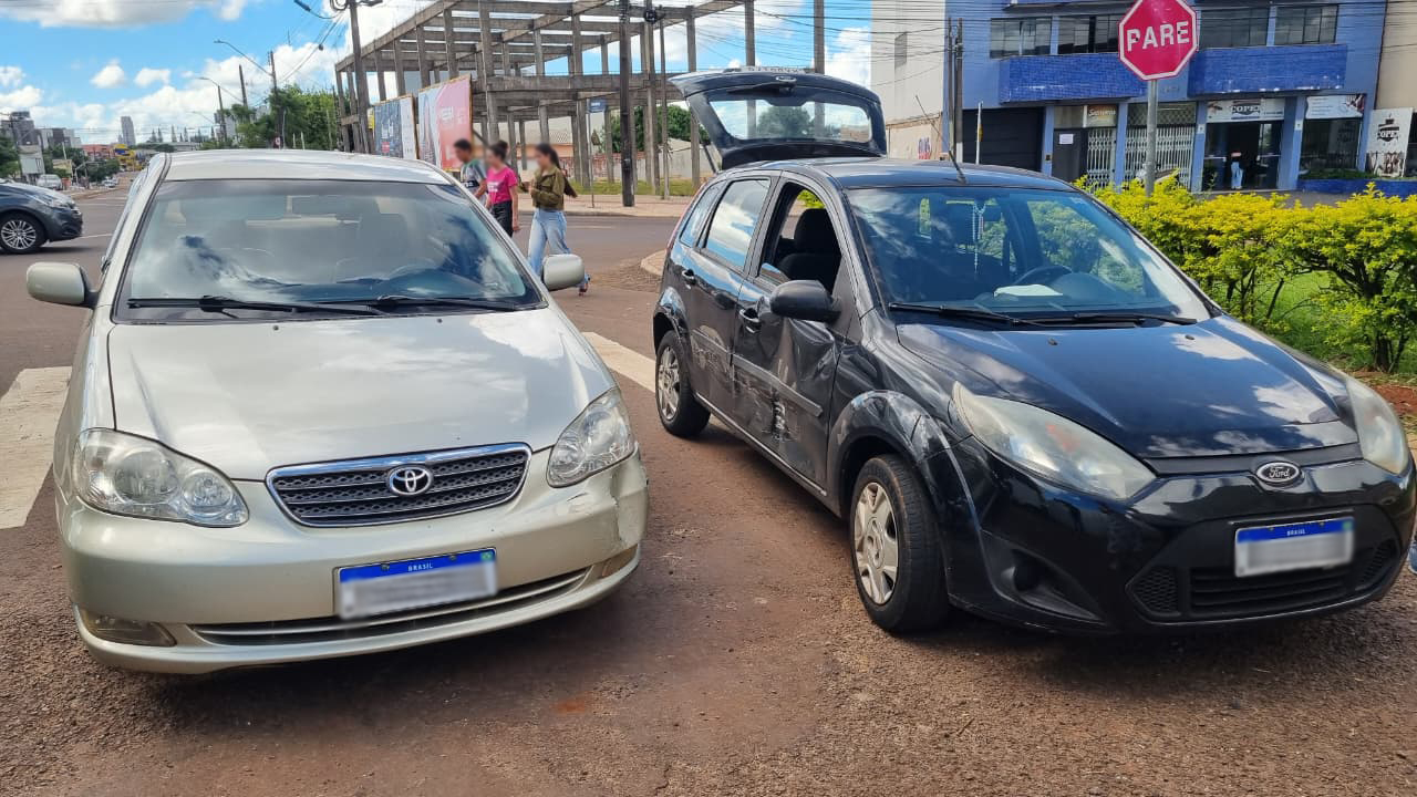 Acidente entre Corolla e Fiesta causa danos materiais em rotatória da Carlos Gomes