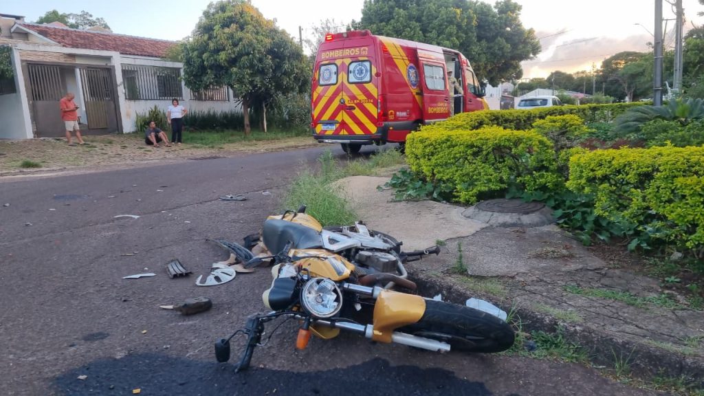 Motociclista com CNH suspensa bate contra carro no Pioneiros Catarinenses e sofre vários ferimentos