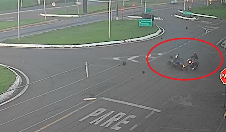 Veja como aconteceu a batida entre duas motos no Trevo da Portal