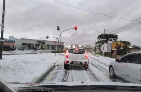 Tempestade de granizo causa estragos e deixa ruas cobertas de gelo em Ponta Grossa