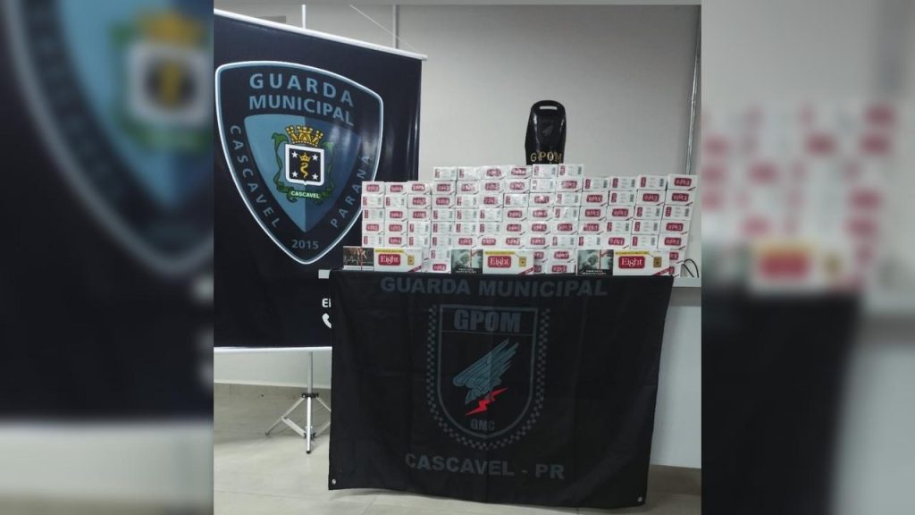 GPOM apreende 100 maços de cigarro paraguaio com passageira na Rodoviária de Cascavel