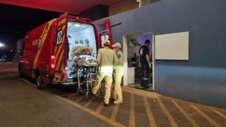 Vítima de esfaqueamento chega ao HUOP após madrugada de mobilização em Cascavel