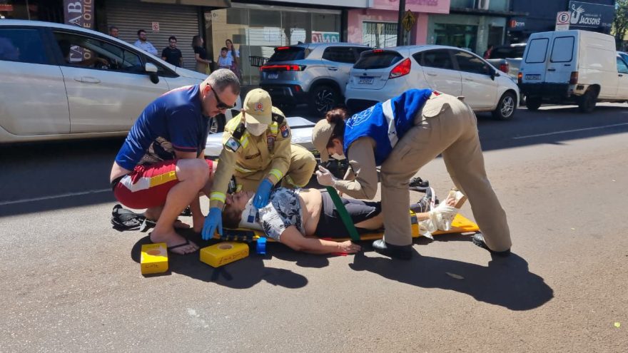 Mulher é atropelada por carro no Centro de Cascavel
